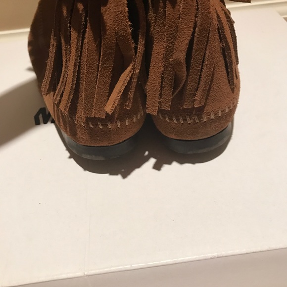 EUC MINNETONKA 3 LAYER FRINGE BOOT, Size 8 - Picture 3 of 5